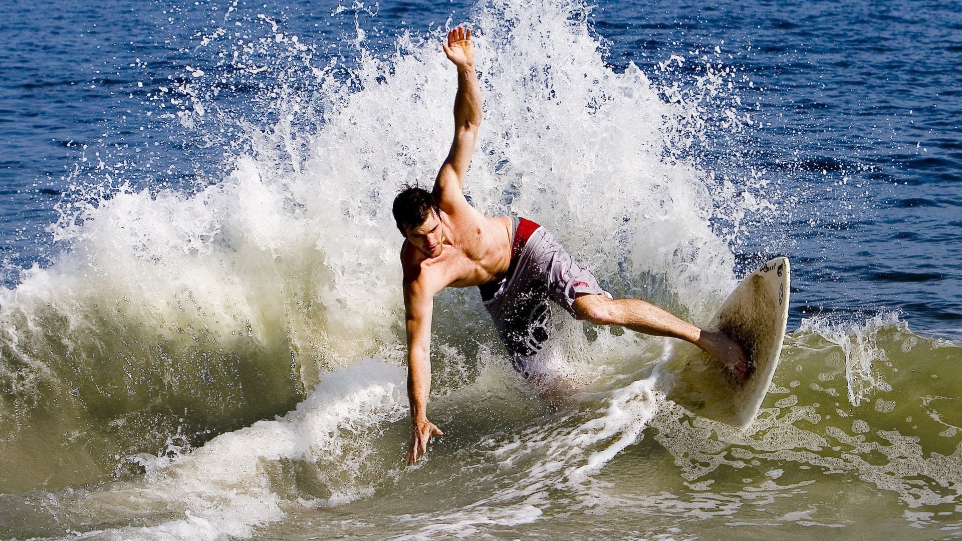 “水上救生:三叉湖游泳馆赛场考验运动员心理与身体极限”
